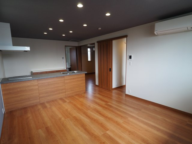 ホールインワンの居間・リビング|ダウンライトで天井スッキリ