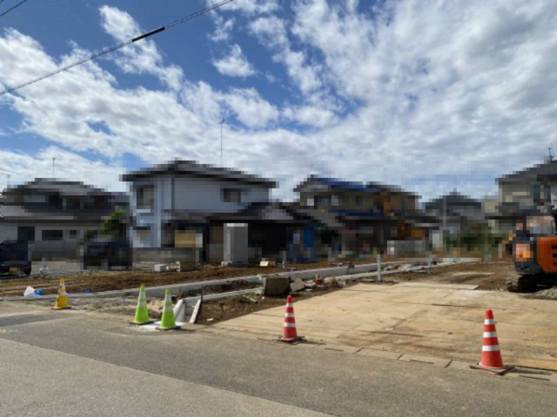 白岡市小久喜～建築条件なし売地～の前面道路含む現地写真|閑静な住宅地です。
