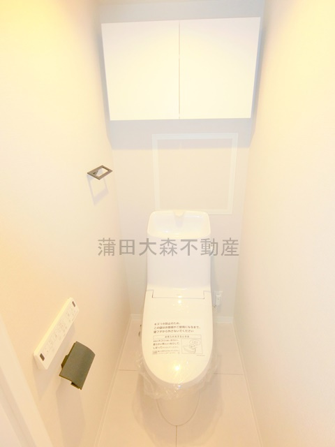 ミリアレジデンス西蒲田のトイレ|棚収納と温水暖房便座付きのトイレ