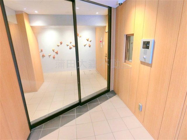 ミリアレジデンス西蒲田のエントランス|防犯カメラTVモニター付オートロック宅配BOXメールBOX管理人室