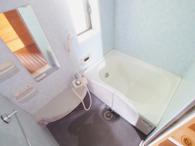 胤森アパートの浴室