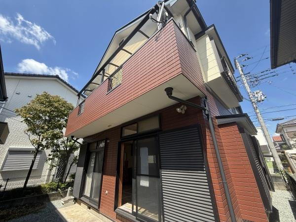 八王子市丸山町の中古一戸建の前面道路含む現地写真|洗練されたデザインが、街に映… 