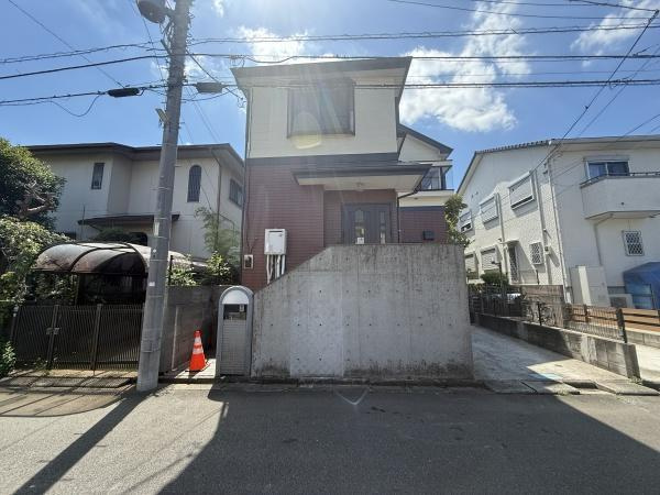 八王子市丸山町の中古一戸建の前面道路含む現地写真|陽光が降り注ぐ、緑豊かな高台… 