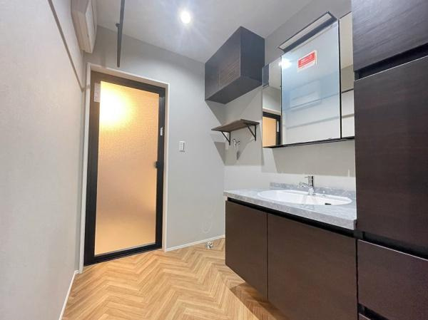 【内観：施工例】 | ※当社施工事例
一日の始まりの朝、歯磨きをしたりメイクや髪をセットしたり・・・使いやすさが考えられた洗面台です！