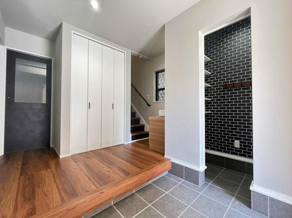 【玄関】 | ※当社施工事例
住まう人も来客も入った時にワクワクさせてくれるオシャレな玄関♪
