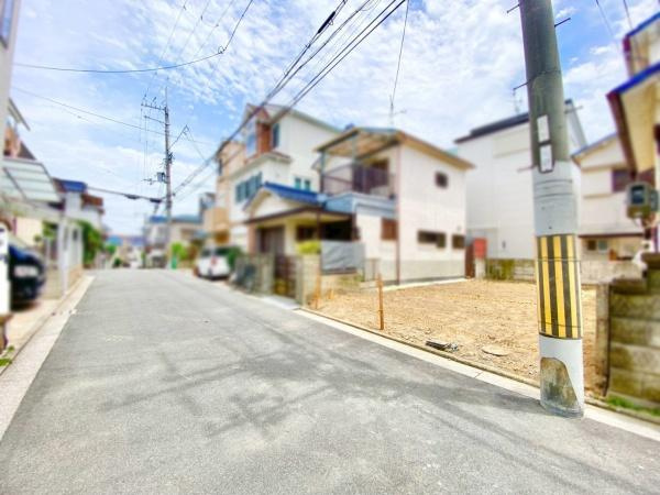【前面道路含む現地写真】 | 低層の一戸建てを中心とした街並みが整然と続き、周辺は高い建物が建っていないので、採光や開放性に恵まれてます。