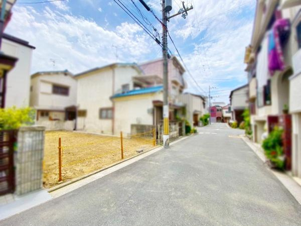 【前面道路含む現地写真】 | 前面道路は閑静な住宅地をはしる車通りの少ない道路。お車の出し入れが苦手なママや小さなお子様にも安心ですね。しっかり舗装もされているので、ベビーカーや自転車で通っても快適に通行できます。