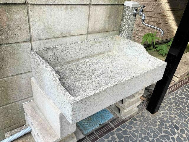 足立区東六月町の中古一戸建の駐車場|ワンちゃんの散歩帰りに便利な… 
