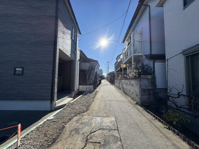 松戸市古ケ崎新築戸建【北部小学校：6分】の前面道路含む現地写真|西側前面道路