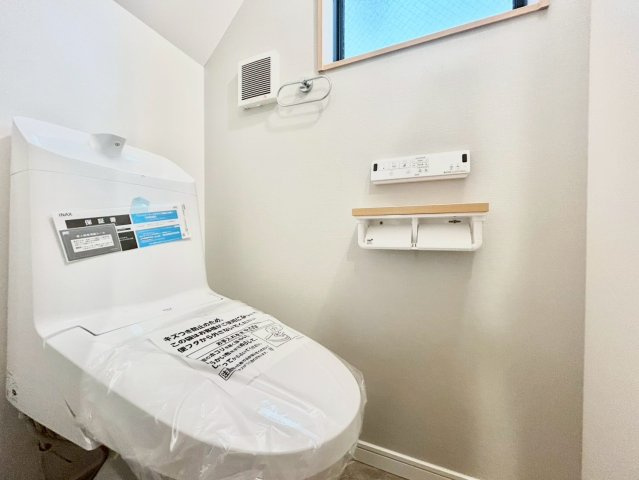 世田谷区上祖師谷1丁目　新築戸建　残3棟のトイレ|トイレは2ヶ所に設置しているため、来客時にも気兼ねなく使えます！（A号棟）

ご内見希望・資料請求などお気軽にお問い合わせ下さい！
03-5990-5201