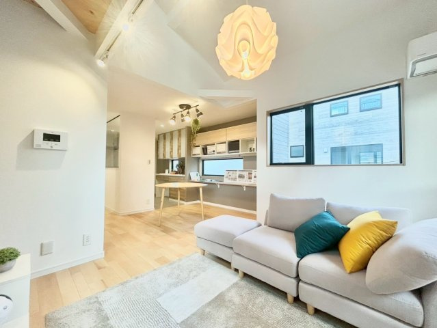 世田谷区上祖師谷1丁目　新築戸建　残3棟の居間・リビング|2階リビングは外からの視線が気にならない、寛ぎのプライベート空間！（A号棟）

ご内見希望・資料請求などお気軽にお問い合わせ下さい！
03-5990-5201