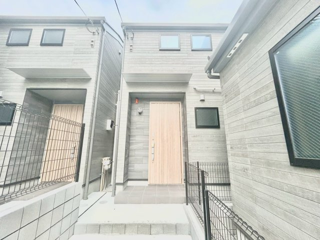 世田谷区上祖師谷1丁目　新築戸建　残3棟の外観|迫力のあるシックな外観が特徴の新築戸建。