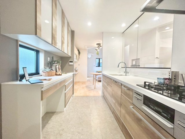 世田谷区上祖師谷1丁目　新築戸建　残3棟のキッチン|横一列にシンクとコンロをまとめたシンプルなシステムキッチン。動きやすさが魅力です！（A号棟）

ご内見希望・資料請求などお気軽にお問い合わせ下さい！
03-5990-5201