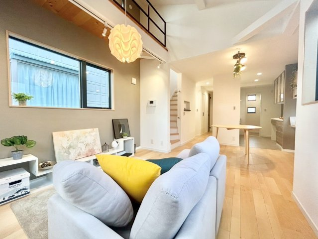 世田谷区上祖師谷1丁目　新築戸建　残3棟の居間・リビング|ご家族が自然と集まり会話が弾む、笑顔を育む明るい居住空間です。（A号棟）

ご内見希望・資料請求などお気軽にお問い合わせ下さい！
03-5990-5201