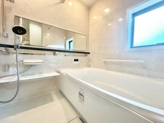 世田谷区上祖師谷1丁目　新築戸建　残1棟の浴室|浴室乾燥機付きのため、雨の日の洗濯物干しやカビの予防にも役立ちます。（A号棟）

ご内見希望・資料請求などお気軽にお問い合わせ下さい！
03-5990-5201