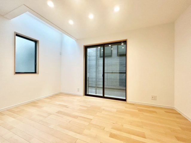 世田谷区上祖師谷1丁目　新築戸建　残1棟の洋室|各部屋に窓を設置！明るい日差しが降り注ぐ心地よい室内は、日々の暮らしに安らぎを与えてくれます。（A号棟）

ご内見希望・資料請求などお気軽にお問い合わせ下さい！
03-5990-5201