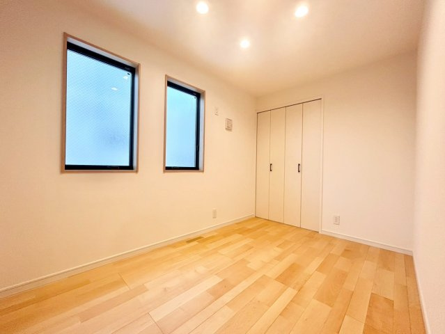 世田谷区上祖師谷1丁目　新築戸建　残1棟の洋室|自分だけのプライベート空間。明るく温もりを感じることができる居室です。（A号棟）

ご内見希望・資料請求などお気軽にお問い合わせ下さい！
03-5990-5201