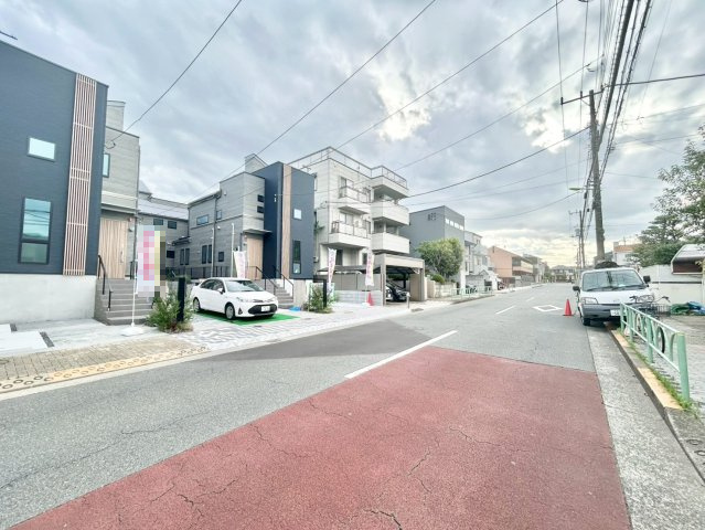 世田谷区上祖師谷1丁目　新築戸建　残3棟の前面道路含む現地写真|良好な住環境が守られてきた、第一種低層住居専用地域の住宅街です。

ご内見希望・資料請求などお気軽にお問い合わせ下さい！
03-5990-5201