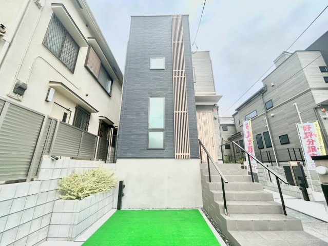 世田谷区上祖師谷1丁目　新築戸建　残1棟の外観|迫力のあるシックな外観が特徴の新築戸建。

ご内見希望・資料請求などお気軽にお問い合わせ下さい！
03-5990-5201