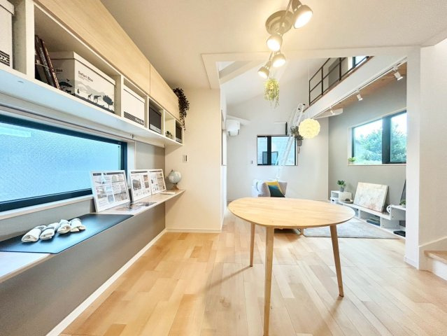 世田谷区上祖師谷1丁目　新築戸建　残1棟の居間・リビング|のびやかに広がるリビングは、一年を通して爽やかな光と風に癒される家族のなごみ空間。（A号棟）

ご内見希望・資料請求などお気軽にお問い合わせ下さい！
03-5990-5201