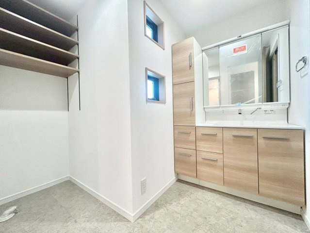 世田谷区上祖師谷1丁目　新築戸建　残1棟の独立洗面台|清潔感があり収納も豊富な洗面化粧台は、毎朝の準備に役立ちます。（A号棟）

ご内見希望・資料請求などお気軽にお問い合わせ下さい！
03-5990-5201