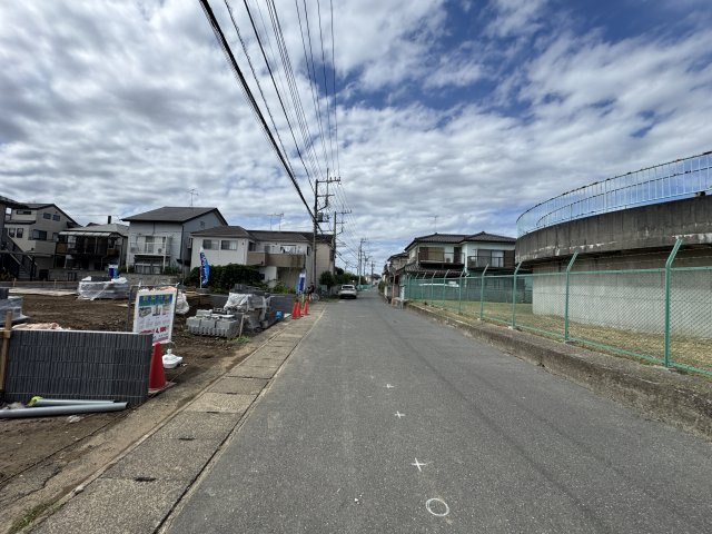 松戸市古ケ崎新築戸建【北部小学校：6分】の前面道路含む現地写真|北側前面道路・幅員約6ｍ