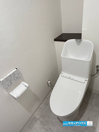 ユニーブル漆山のトイレ|【高機能トイレ】
◆高機能トイレの多くは便器のフタの開閉が自動であり、使用後に手動で水を流す面倒もなく非常に便利です。スタイリッシュな見た目で、お掃除しやすく、節水効果が高いです。