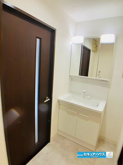 ユニーブル漆山の独立洗面台|【洗面台】
◆鏡の裏にはたっぷりと収納スペースを標準装備！
◆電源を付属しているのでドライヤーなど利用できます。