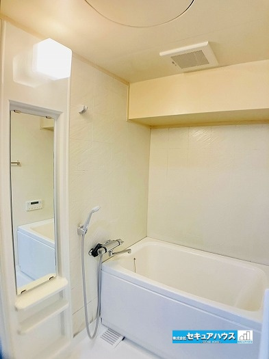 ユニーブル漆山の浴室|【浴室】
◆アクセントパネルで落ち着きのある雰囲気を演出します。毎日の疲れを癒やすバスタイムをお楽しみ下さい！
◆窓付きで、カビの繁殖を抑える効果があります。