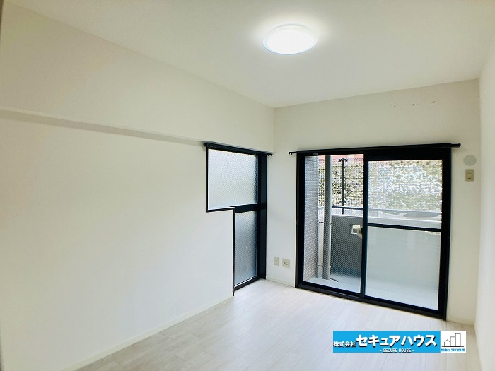 ユニーブル漆山の洋室|【洋室】
◆広々とした居住空間は日々の暮らしを彩り、心のやすらぎと満足感を与えてくれます。通風と採光を考慮した設計は子供たちはのびのび育ち、家族でくつろぎと団らんを生み出します。
