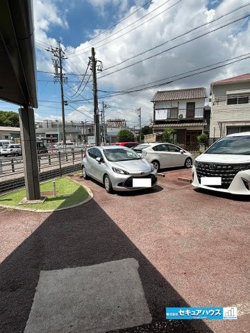 ユニーブル漆山の駐車場|【駐車場】
敷地内に駐車場がございます。