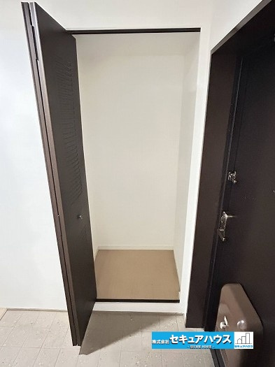 ユニーブル漆山の玄関|【玄関】
◆お家に出会う人々を迎える玄関だからこそ、広々清潔感あふれる空間にしたいものです。採光・通風にも配慮された設計で毎日明るい空間をキープします♪
◆シューズBOX付です。