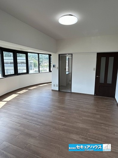 ユニーブル漆山の居間・リビング|【LDK】
◆通学から帰宅し、リビングルームで会話を楽しむ子ども達。リビングから臨む景色は太陽色に染まり、解放感溢れゆったりとしたひと時を過ごすことが出来る素敵な空間です。