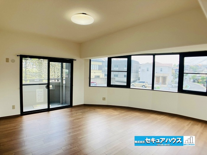 ユニーブル漆山の居間・リビング|【LDK】
◆日当たりが良く温かい広々リビングは家族の団らんスペースになります。