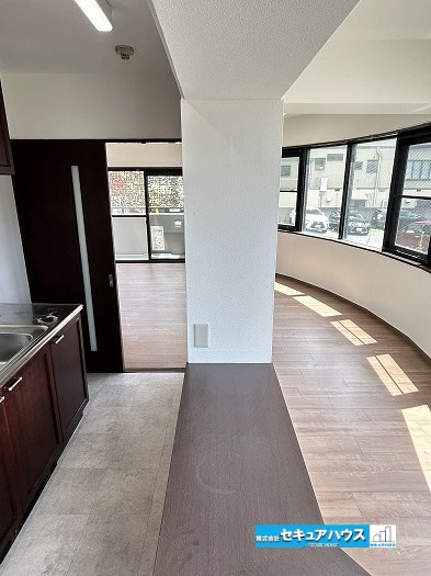 ユニーブル漆山の居間・リビング|【キッチン】
◆キッチンからダイニングキッチンの様子が見えます。