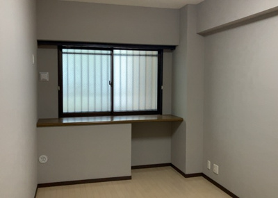 【洋室】 | ル・アール高尾エグザフォート | 洋室のメリットは重い家具が置きやすく、身の回りが整理しやすいことです。 床がフローリングのため畳とは異なり凹みにくいです。 クローゼットなど収納が豊富で、普段使わない旅行カバンや服の整頓も簡単にです。