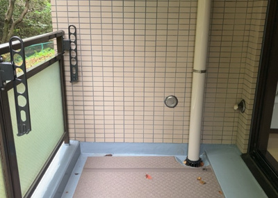 【バルコニー】 | ル・アール高尾エグザフォート | バルコニーは、室外の専用スペースのうち、「屋根がなく開放された空間」であるものを指します。ベランダより広いタイプのものが多く、日当たりもよいため家庭菜園などを楽しみたい人にとって適した環境となります。