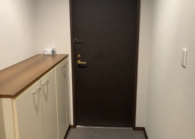 【玄関】 | ル・アール高尾エグザフォート | 玄関は家の顔でもあり、家族以外の目にも止まる場所です。玄関は外との間を仕切る扉、靴などをしまっておく収納スペース、靴脱ぎのたたきスペース、来客とのやり取りをするドアホンなど複数のアイテムからなります。