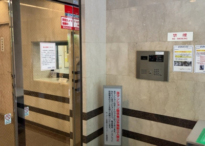 【エントランス】 | ル・アール高尾エグザフォート | マンションのエントランスには、もともと風よけや防犯の役割がありますが、マンションによって宅配ボックスなどの設備が備わっている所もあります。日々の生活をイメージしながら生活しやすさをチェックしましょう。