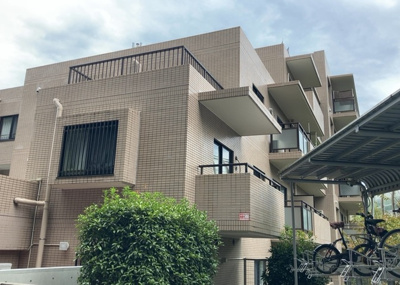 【現況写真】 | ル・アール高尾エグザフォート | 外観はマンション管理がされているかの目安になります。築年数が古いと、壁面は劣化してひび割れが生じることも！建物が古びていても細かいところが修繕されていると、きちんと管理されているなぁと感じるでしょう。