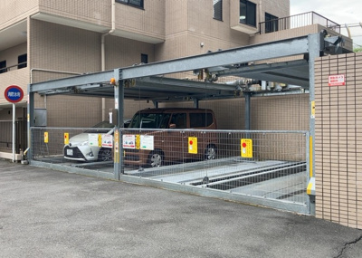 【駐車場】 | ル・アール高尾エグザフォート | 車一台あたりに必要なスペースは、標準サイズの普通自動車で横幅2m50cm、長さ5mは必要になります。ただし、乗降のことも考慮して横幅3m30cm、長さ5m50cmほどは確保できるところを選びましょう。