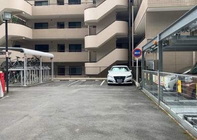 【駐車場】 | ル・アール高尾エグザフォート | 駐車場と明記されていても、最小スペースでつくられた駐車場だと大型車は駐車できなかったり、出入りしにくくなったりする可能性があります。お車のサイズと購入したい物件の駐車場のサイズを現地で確認しましょう。