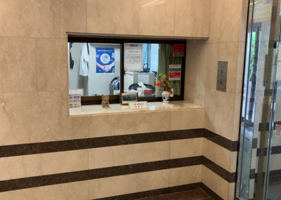 【受付】 | ル・アール高尾エグザフォート | 受付はマンションコンシェルジュがいる場合もあれば、管理人が滞在する小部屋を総称して呼ぶことがあります。主にエントランスに設置されていることから、防犯面でも期待ができます。防犯設備がない場合はより安心！