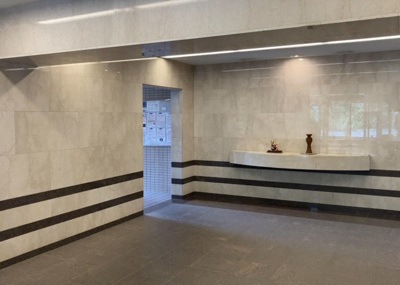 【ロビー】 | ル・アール高尾エグザフォート | ロビーというと、エントランスと何がちがうの？と思いますよね。実はロビーとエントランスには明確な決まりはありません。物件によっては、エントランスを入って広がるある程度の広さのある空間がロビーとなります。