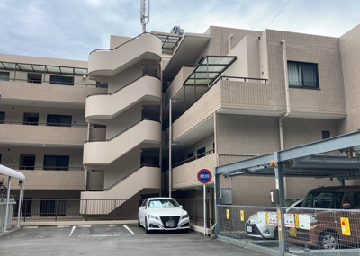 【構造・工法・仕様】 | ル・アール高尾エグザフォート | ＲＣ造、Reinforced Concreteは直訳すると補強されたコンクリートです。主に柱や梁・床・壁が鉄筋とコンクリートで構成おり、鉄筋を組んだ型枠にコンクリートを流し込んで固めたものを指します。