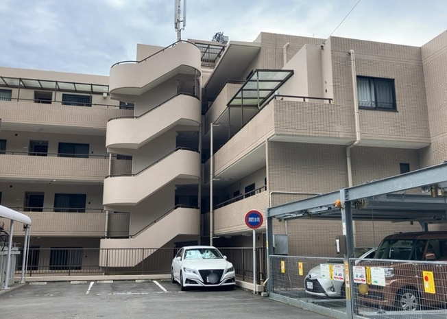【構造・工法・仕様】 | ル・アール高尾エグザフォート | ＲＣ造、Reinforced Concreteは直訳すると補強されたコンクリートです。主に柱や梁・床・壁が鉄筋とコンクリートで構成おり、鉄筋を組んだ型枠にコンクリートを流し込んで固めたものを指します。