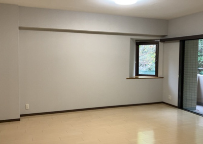 【居間・リビング】 | ル・アール高尾エグザフォート | 直線タイプはLとDKを一直線に並べた形で対面キッチンのタイプです。一般的なのでよく見かけるかもしれません。直線タイプに似た直接アイランドタイプは、キッチンとダイニングの間に壁がない分広く感じられます。