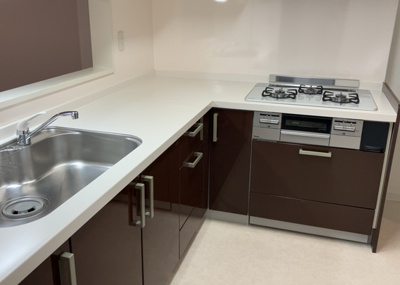 【キッチン】 | ル・アール高尾エグザフォート | 標準的なシステムキッチンの横幅は、165cm～300cm程度です。2100・2400・2550・2700などミリ単位で表記されます。普段どのように料理をするのかを想定しながら合ったサイズを選びましょう