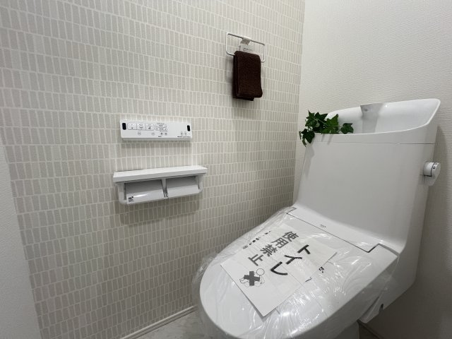 外観がポップ♪こういうのもアリ！な【大和市上和田】新築戸建のトイレ|落ち着いたトイレです