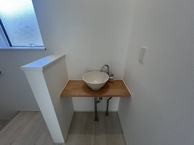 外観がポップ♪こういうのもアリ！な【大和市上和田】新築戸建の独立洗面台|独立洗面台です